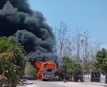 Bus Pariwisata di Ngawi Ludes Terbakar saat Diperbaiki