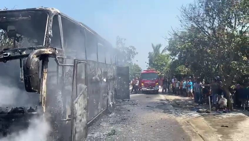 Bus Pariwisata di Ngawi Ludes Terbakar saat Diperbaiki