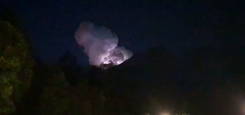 Viral Video Gunung Lawu Dikira Erupsi, Padahal Karhutla