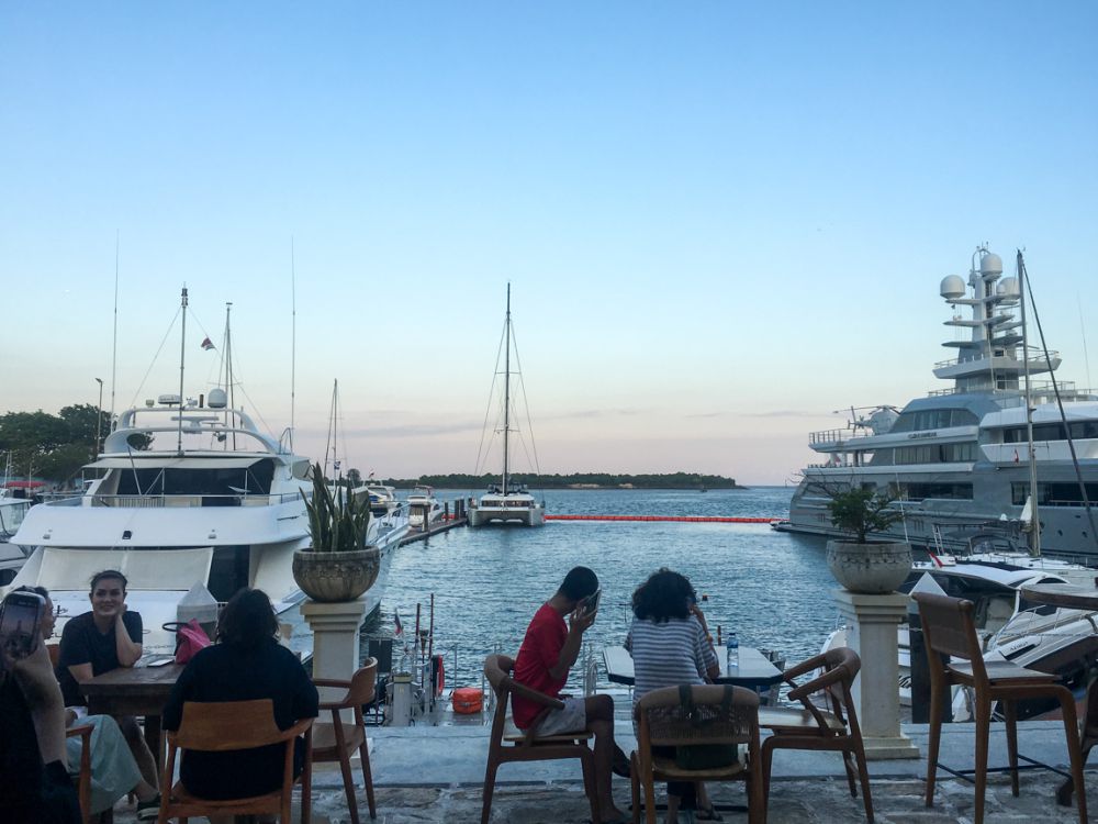 Black Stone Yacht Club, Sensasi Nongkrong Unik di Denpasar