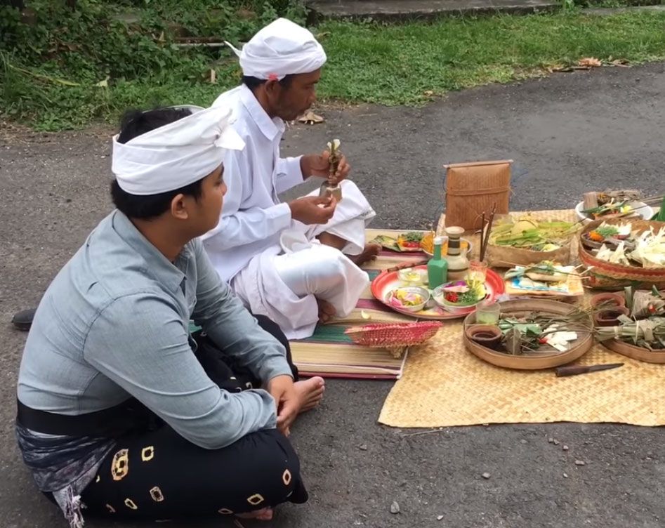 Makna Upacara Ngulapin saat Orang Bali Terkena Musibah