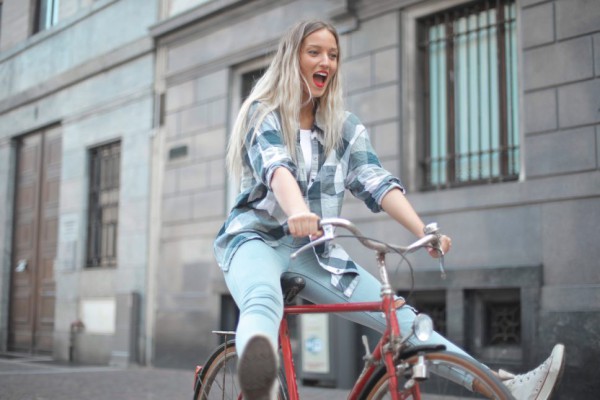 9 Ide Fashion Hacks Ini Bisa Kamu Coba pada Pakainmu, Dijamin Stylish!