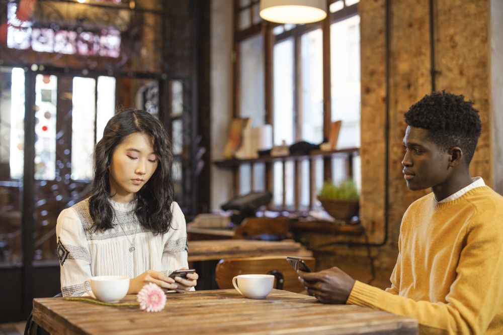 5 Penyebab Mengapa Kamu dan Pasangan Sulit Dekat Secara Emosional