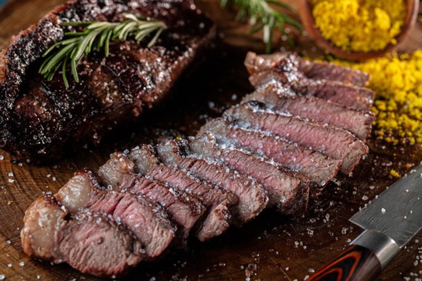 9 Rahasia Membuat Daging Steak Empuk, Manfaatkan Bahan Dapur!