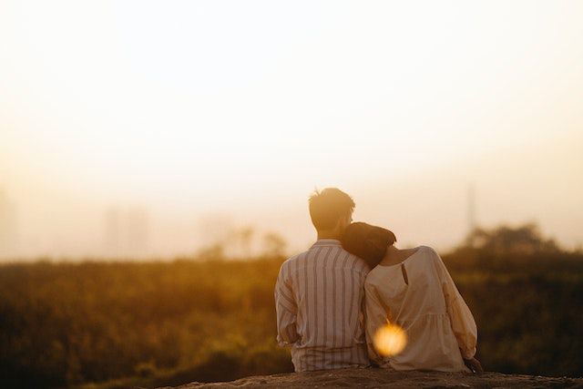 10 Ide Obrolan Deep Talk dengan Pasangan, biar Lebih Dekat!