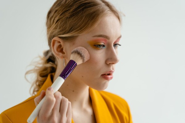 8 Cara Menggunakan Blush On yang Halus dan Merata, Anti Ngeblok!