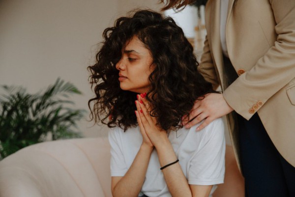 5 Pemikiran Toksik yang Bikin Kamu Sulit Move On dari Hubungan Lama