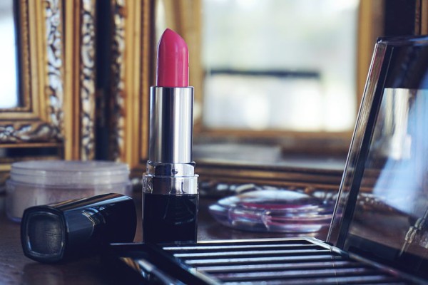4 Lipstick Pink untuk Kulit Sawo Matang, Gak Norak