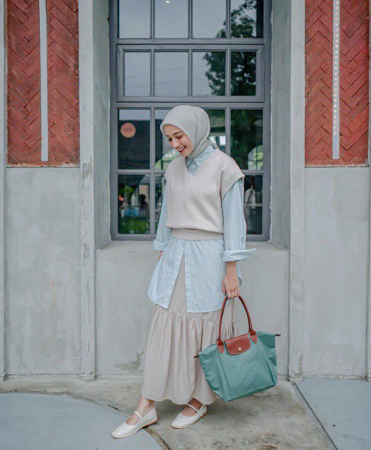 8 Inspirasi Outfit Hijab Smart Casual ala Mega Iskanti