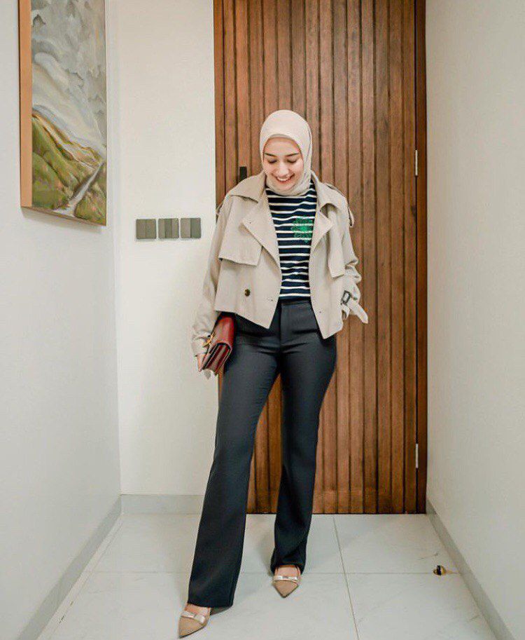 8 Inspirasi Outfit Hijab Smart Casual ala Mega Iskanti