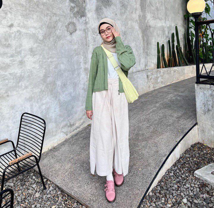 8 Referensi OOTD Hijab Pakai Sling Bag ala Refina Habilia