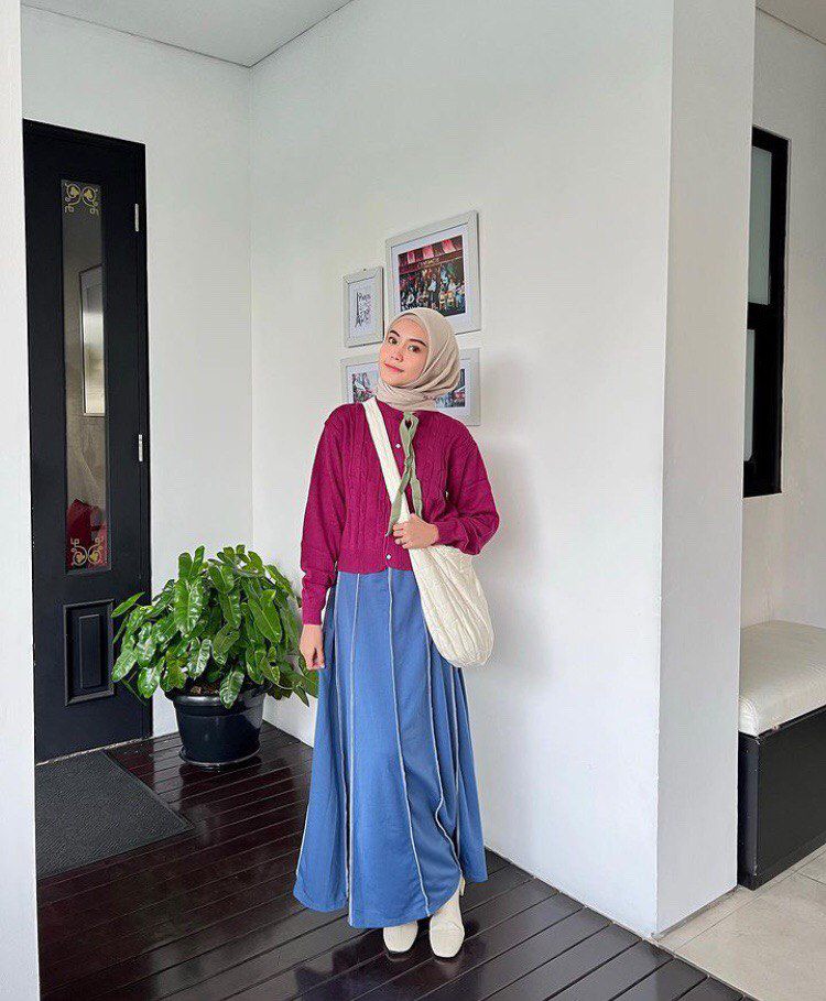 8 Referensi OOTD Hijab Pakai Sling Bag ala Refina Habilia