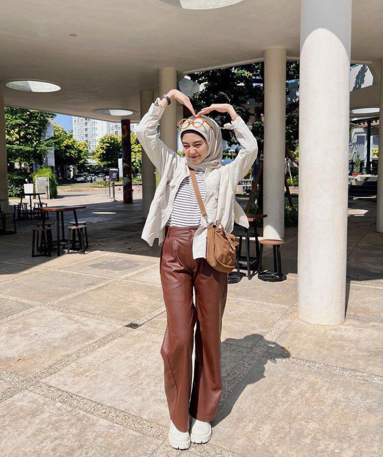 8 Referensi OOTD Hijab Pakai Sling Bag ala Refina Habilia