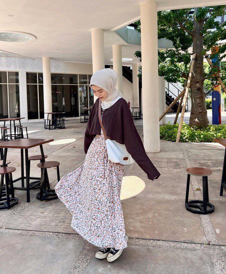 8 Referensi OOTD Hijab Pakai Sling Bag ala Refina Habilia