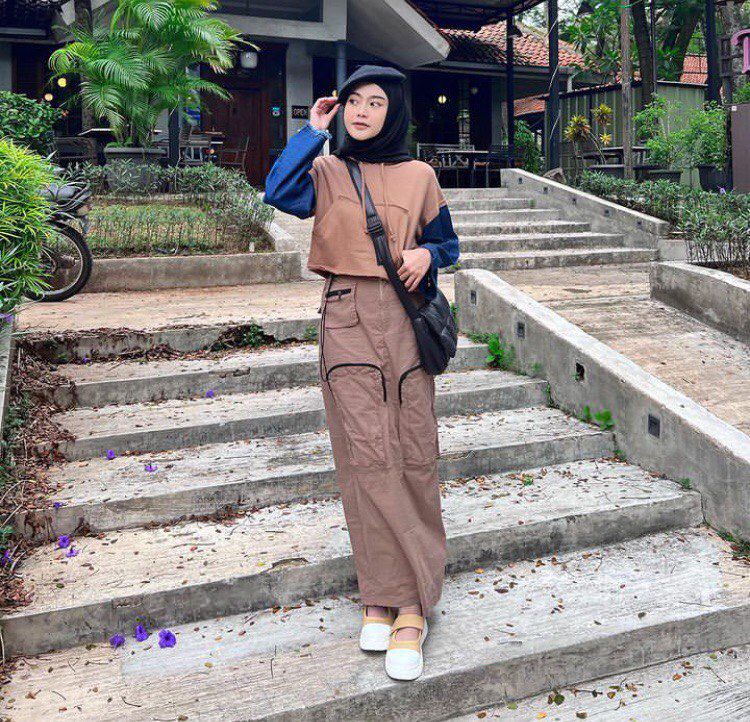 8 Referensi OOTD Hijab Pakai Sling Bag ala Refina Habilia