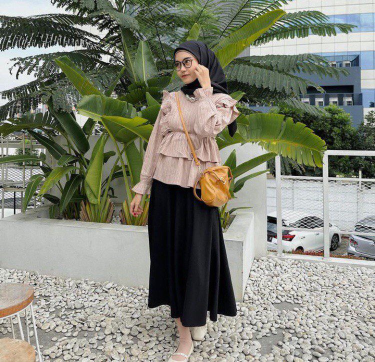 8 Referensi OOTD Hijab Pakai Sling Bag ala Refina Habilia