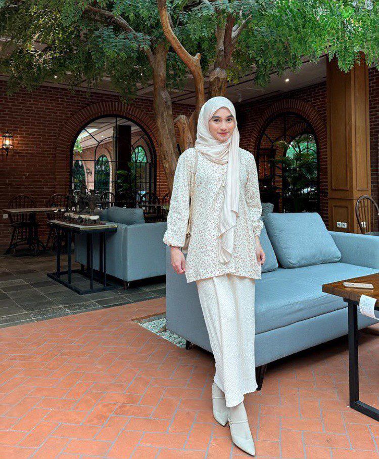 9 Inspirasi OOTD Hijab buat Kencan di Kafe ala Olivia Finda