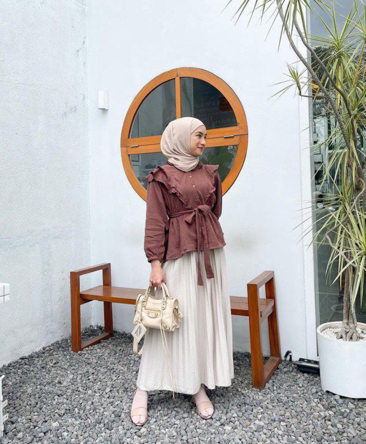 9 Inspirasi OOTD Hijab buat Kencan di Kafe ala Olivia Finda