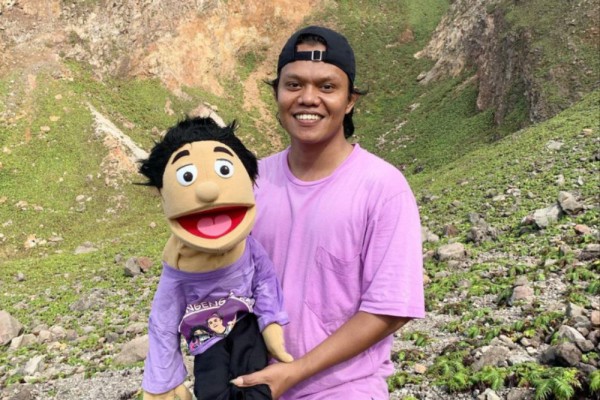 Eklin Amtor de Fretes, Mendongeng untuk Bangkitkan Perdamaian