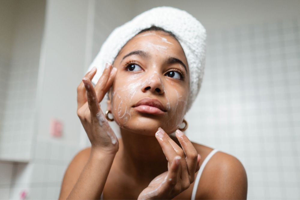 5 Tips Menghapus Makeup Tanpa Micellar Water, Ada Bahan Alami!
