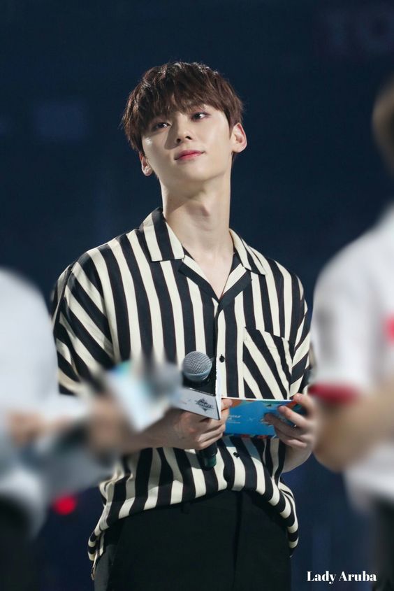 11 Inspirasi Outfit Monokrom ala Hwang Minhyun, Ganteng Maksimal