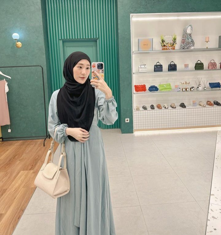 10 Ide Outfit Hijab Warna Pastel ala Larissa Chou, Selebgram Hits 