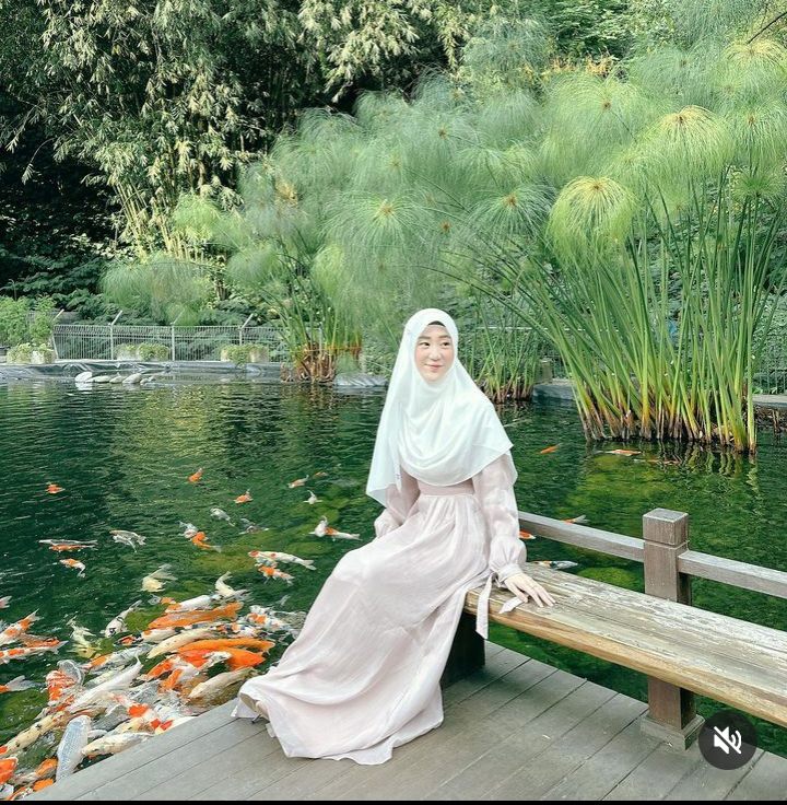10 Ide Outfit Hijab Warna Pastel ala Larissa Chou, Selebgram Hits 