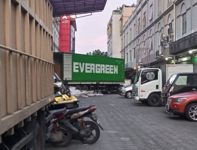 7 Potret Mobil Evergreen Terjebak dan Bikin Macet di Jalan