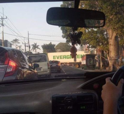 7 Potret Mobil Evergreen Terjebak dan Bikin Macet di Jalan