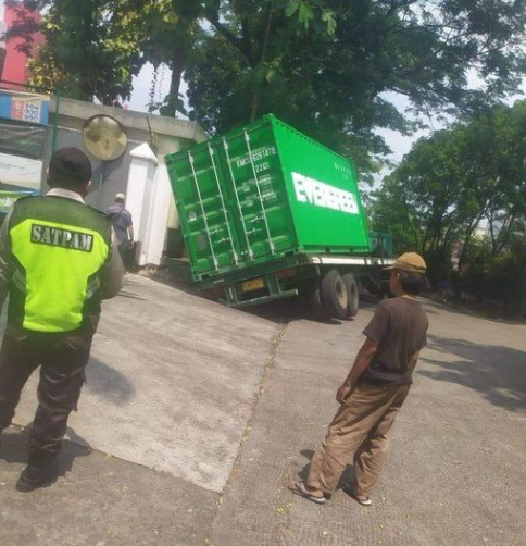 7 Potret Mobil Evergreen Terjebak dan Bikin Macet di Jalan