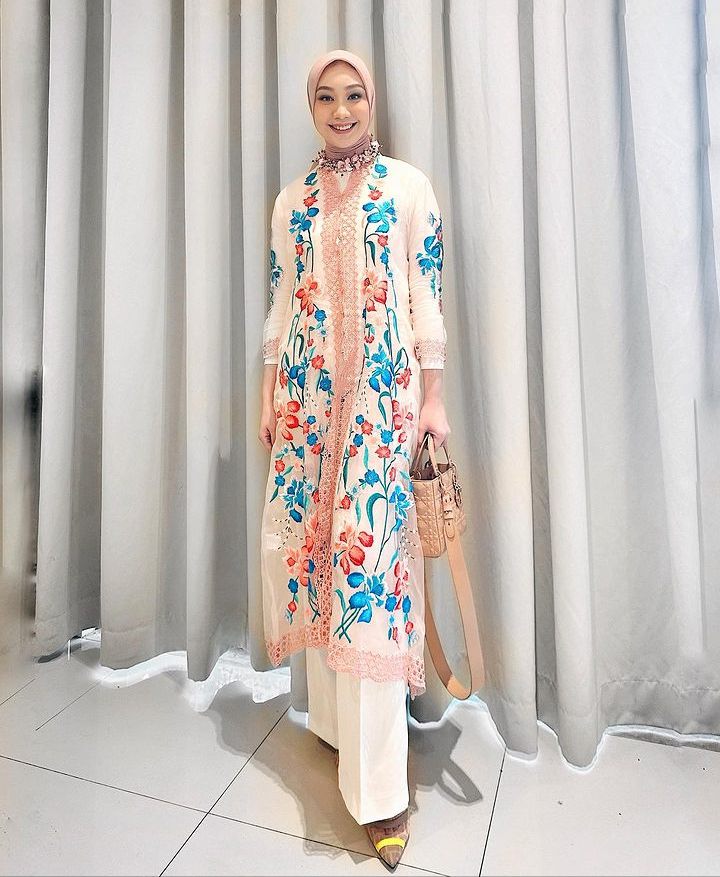 7 Inspirasi Outfit Kondangan ala Vina Muliana yang Super Cetar!