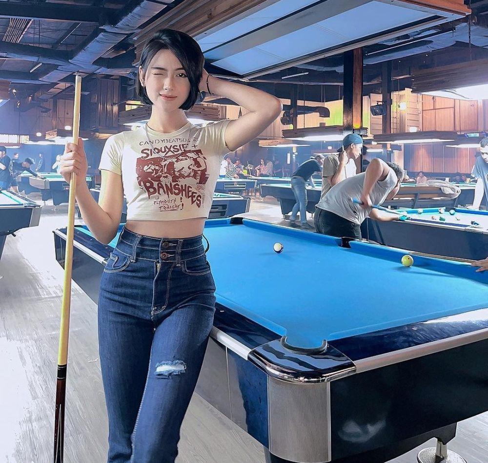 7 Rekomendasi Outfit Pakai Crop Top ala Shella StarBe, Kekinian Banget