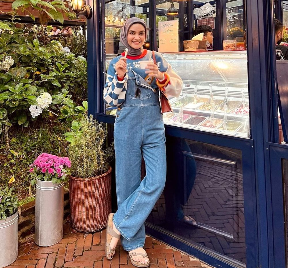 7 Inspirasi Outfit Pakai Overall Jeans ala Selebgram Hijab