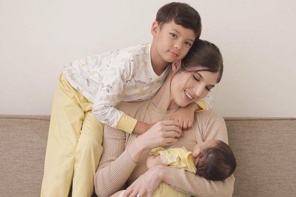 7 Potret Mikaila Patritz Mengasuh Dua Anaknya, Super Hot Mama!