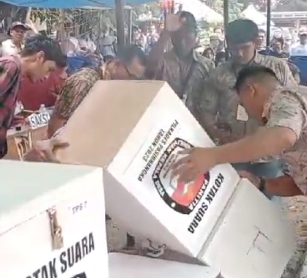 Satu Kotak Suara Pilkades Kabupaten Tangerang Keluar Asap
