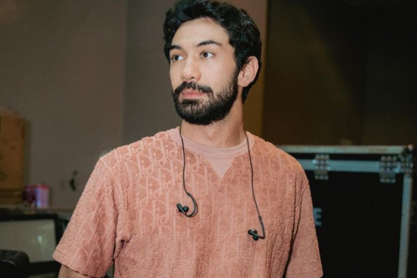 6 OST Dinyanyikan Sendiri Reza Rahadian untuk Film yang Ia Bintangi