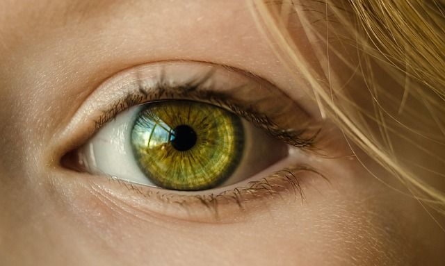 7 Tips Menjaga Kesehatan Mata dari Paparan Radiasi Gadget