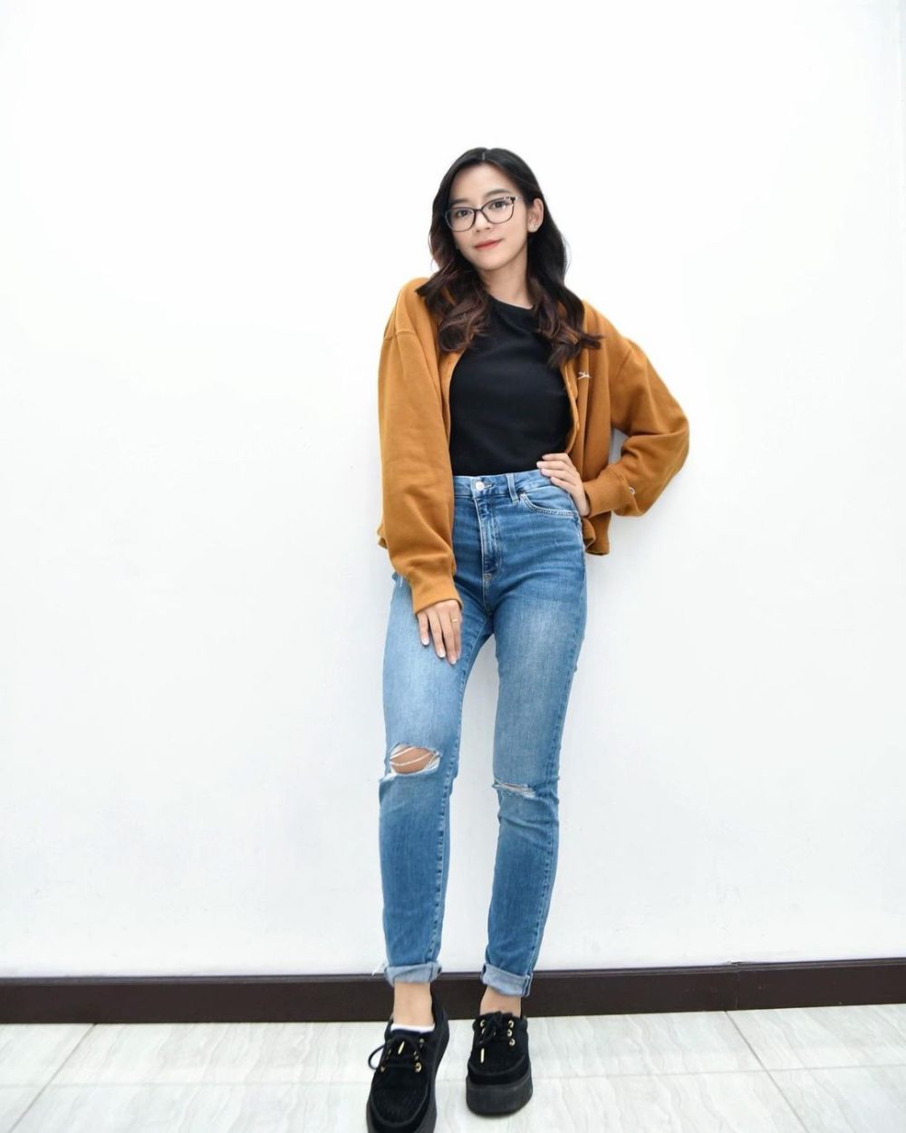 8 Mix and Match Celana Jeans ala Cindy Eks JKT48, Cocok buat Hangout!