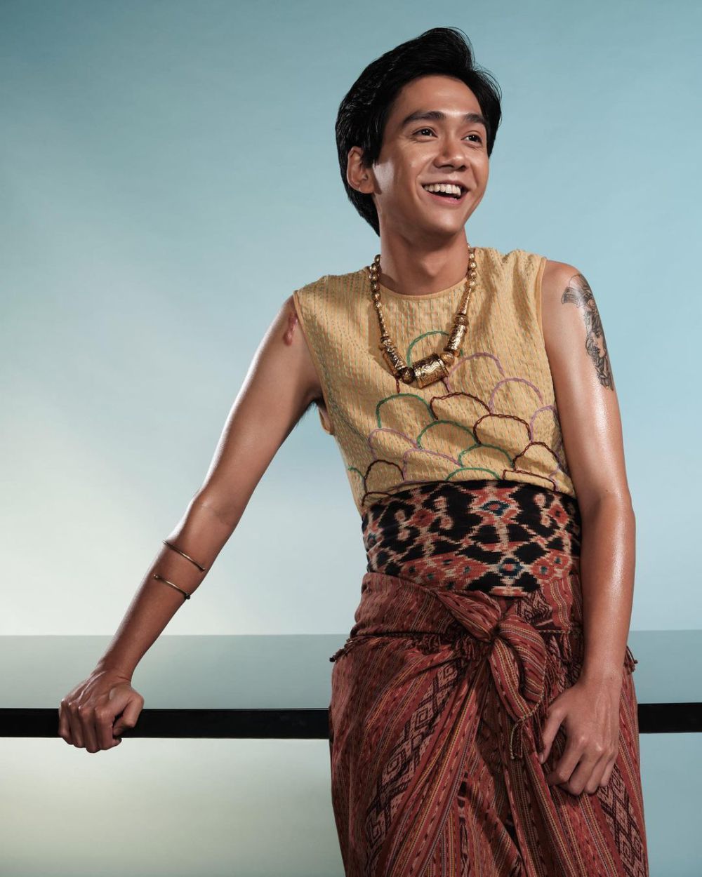 9 Inspirasi OOTD Rok Lilit ala Aktor Indonesia yang Nyentrik Abis