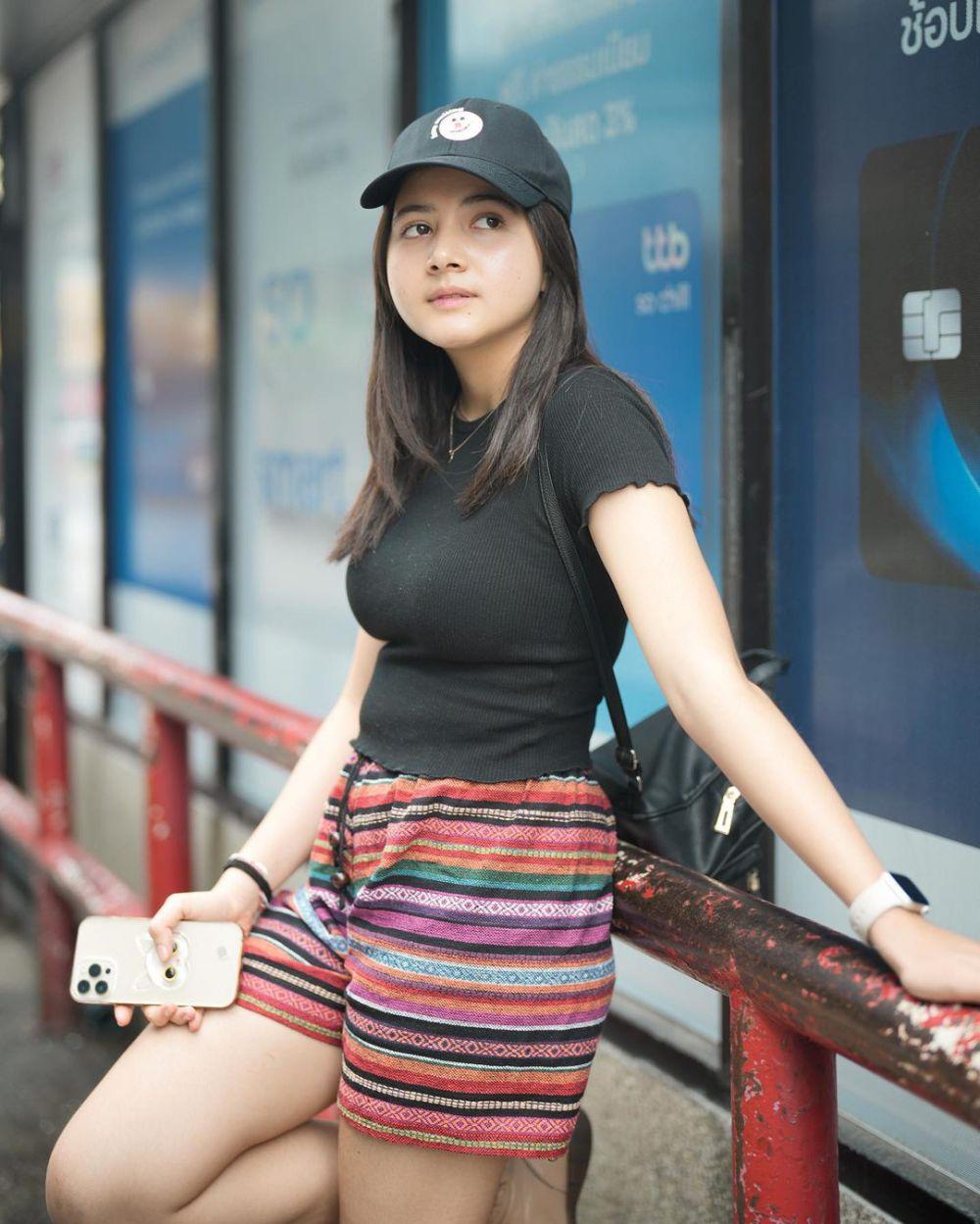 9 OOTD Nuansa Hitam ala Bulan Sutena, Simple dan Stylish Abis!