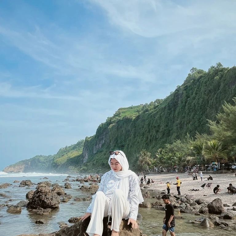 Pesona Pantai Menganti, Indahnya Pasir Putih di Balik Perbukitan