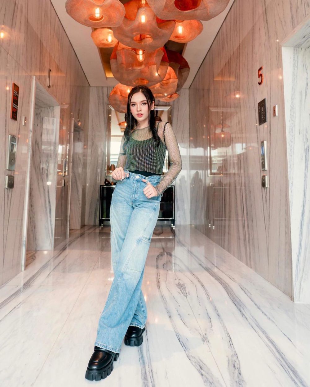10 Ide Styling Nuansa Jeans ala Lyodra Ginting, Super Charming!