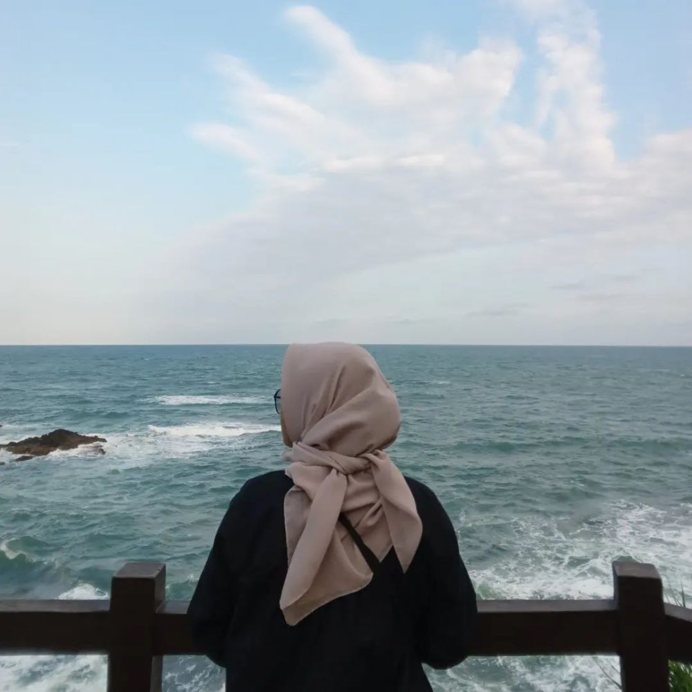 Pesona Pantai Menganti, Indahnya Pasir Putih di Balik Perbukitan