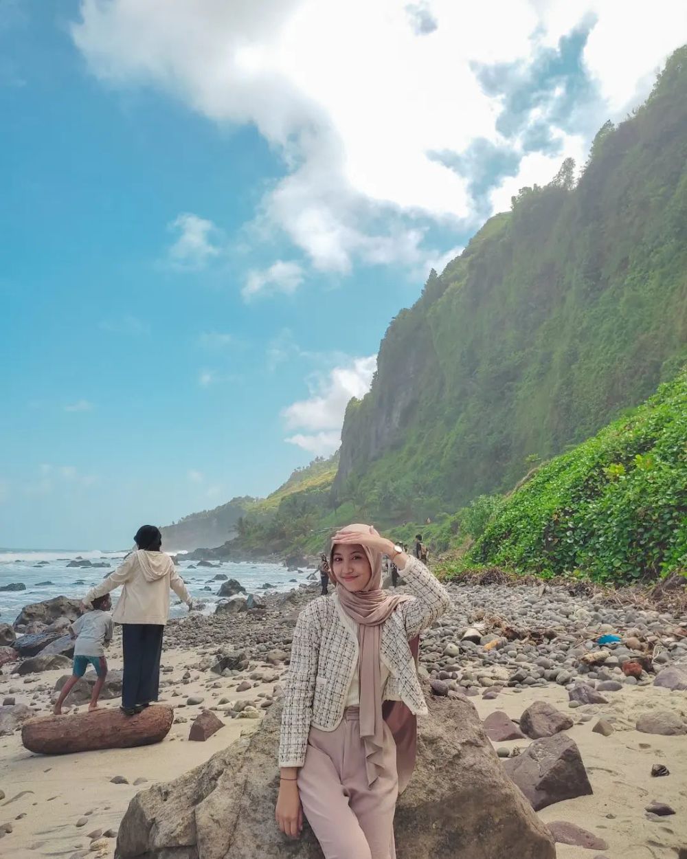 Pesona Pantai Menganti, Indahnya Pasir Putih di Balik Perbukitan