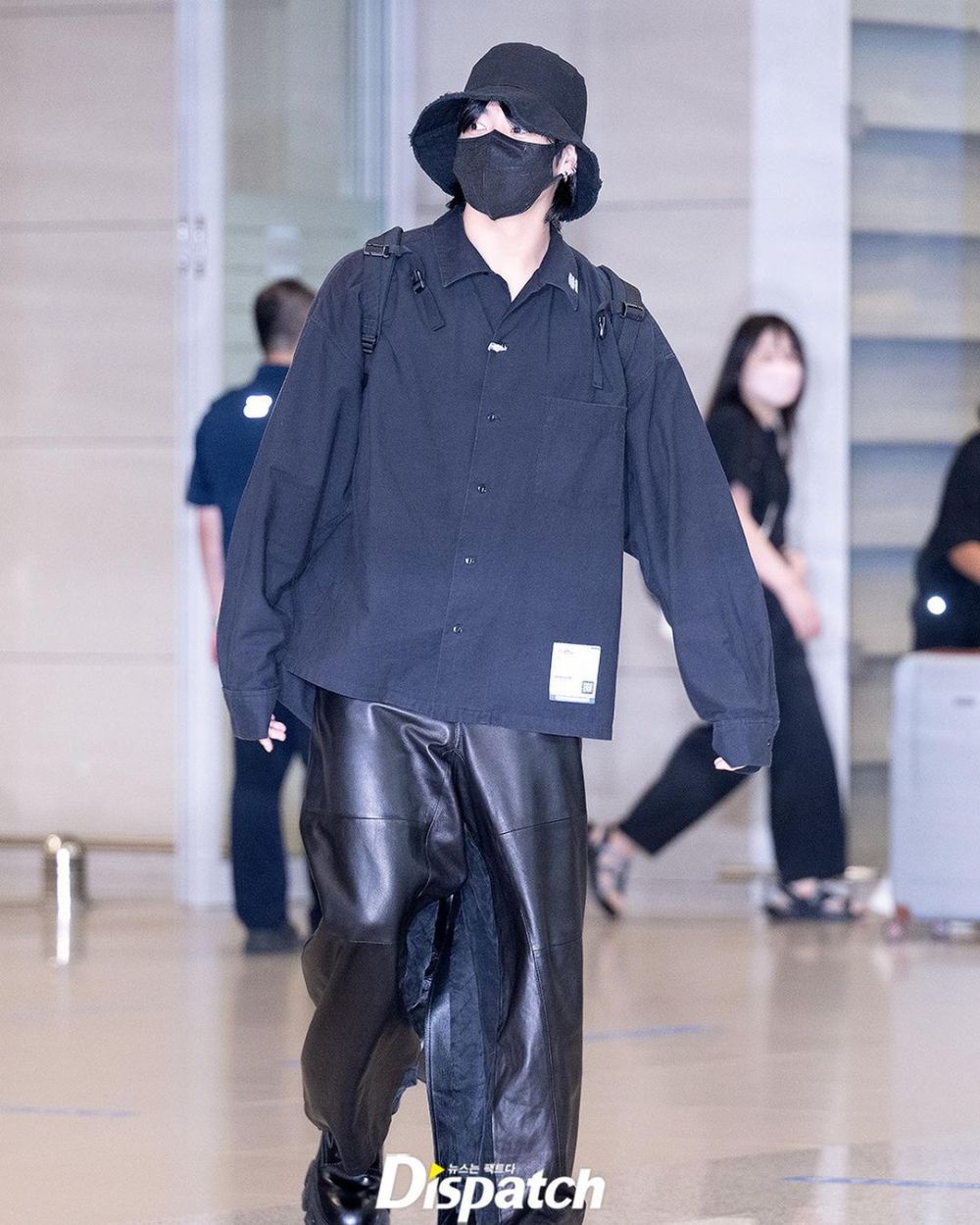 8 Mix and Match Outfit Hitam ala Jungkook BTS, Fashionable Abis!