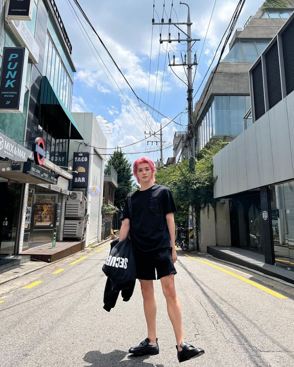 10 Padu Padan OOTD Nuansa Hitam ala Taeyong NCT, Super Keren Abis!