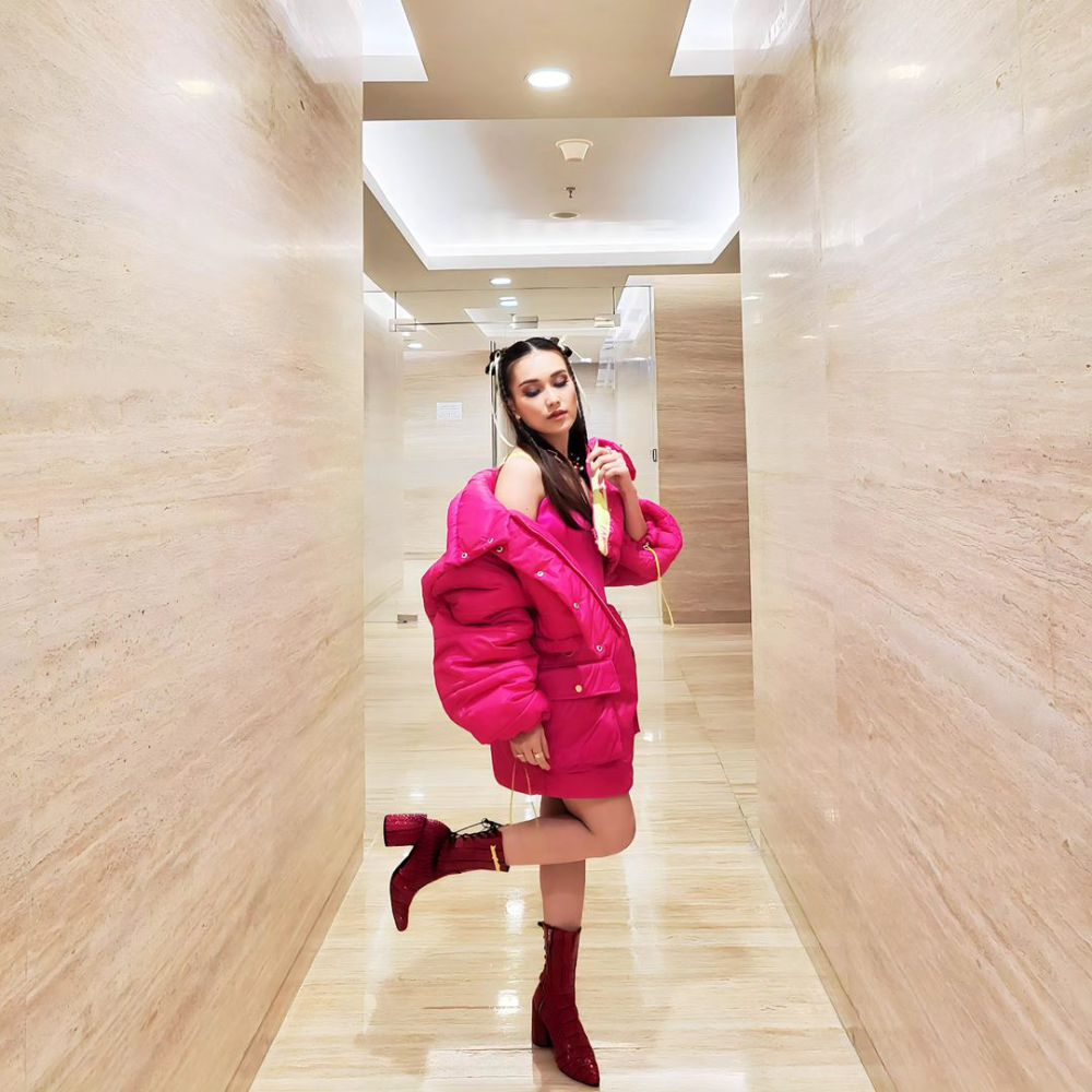 10 Potret Penyanyi Indonesia dengan Outfit Pink, Cerah! 