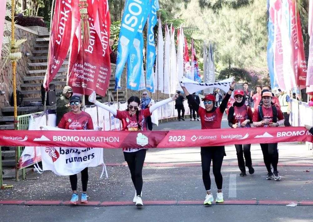 10 Potret Arumi Bachsin Ikut Bromo Marathon 2023