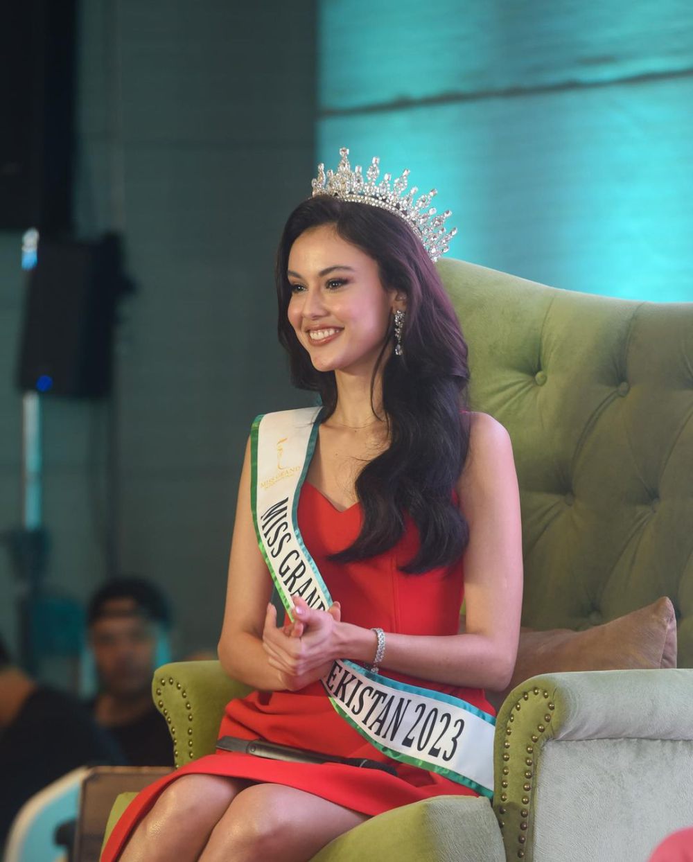 7 Potret Miss Grand Uzbekistan 2023 Amaliya Shakirova