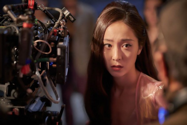 5 Cerita Krystal Bintangi Film Cobweb, Tanggapi Adegan Ranjangnya